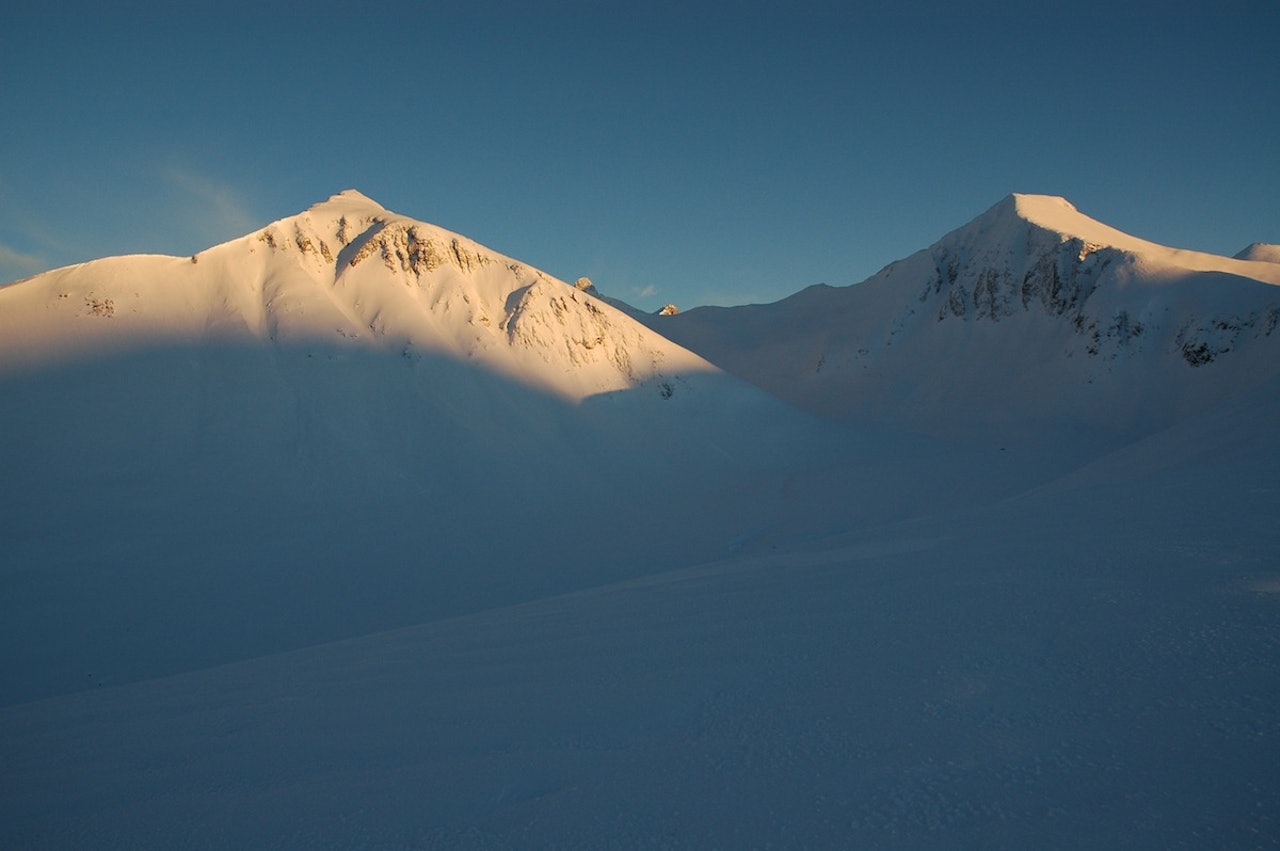 KLASSIKERE: Profilen til Søre Klauva og Kirketaket, to av de tre fjellene som skal bestiges under Romsdal Rando. Foto: Knut Inge Orset KLASSIKERE: Profilen til Søre Klauva og Kirketaket, to av de tre fjellene som skal bestiges under Romsdal Rando. Foto: Knut Inge Orset