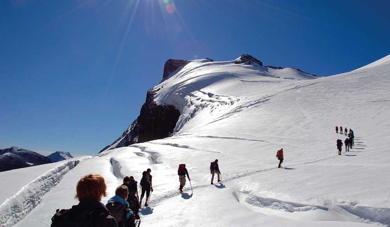 BRETUR: Å gå i taulag over Bjørnbrean er en eventyropplevelse.Foto: Per Arne Andersen brevandring storebjørn smørstabbrean