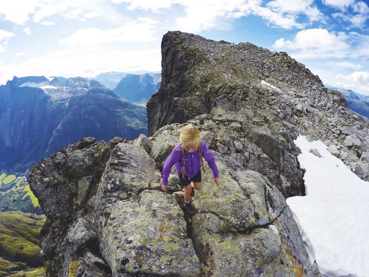 PÅ VEI OPP: Helle (8) på vei fra Blånebbas østligste toppunkt. Herfra kunne hun se rett ned i teltleiren vår i Vengedalen. Foto: Peder Løvik BLÅNEBBA MED BARN