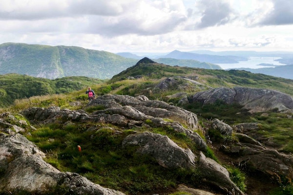 SNART OPPE: Mona er snart oppe på Storesåta, et av flere fjell i nærområdet til Bergen. Alle foto: Mona Karstensen og Tor Åge Grødem storesåta bergen
