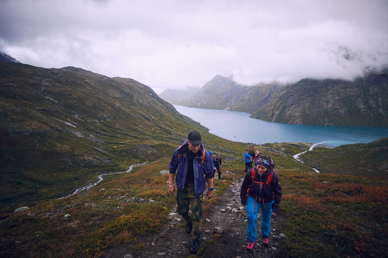 MED HEVET HODE: Hodeplagg mer enn bare mote på fjellet. Bildet er fra fjorårets Fjellfilmfestival på Gjendesheim. Foto: Petter Olsen MED HEVET HODE: Hodeplagg mer enn bare mote på fjellet. Bildet er fra fjorårets Fjellfilmfestival på Gjendesheim. Foto: Petter Olsen