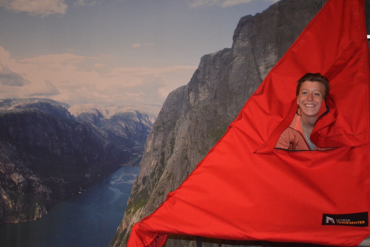 PRØVEKANIN: Det ble en hektisk festival for Heather Eliassen, som fikk prøvd seg på de fleste aktiviteter i rollen som festivaleventyrer. Her hengende i telt inne på Tindesenteret. PRØVEKANIN: Det ble en hektisk festival for Heather Eliassen, som fikk prøvd seg på de fleste aktiviteter i rollen som festivaleventyrer. Her hengende i telt inne på Tindesenteret.