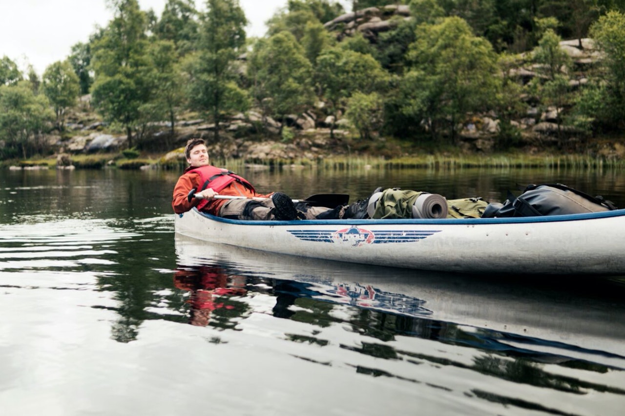 TRENER: De tre gutta har hatt mange timer med trening i kano før Alaska-turen. Her er Ivan i kano på en treningstur i Lutsivassdraget i Sandnes. Alle foto: Privat