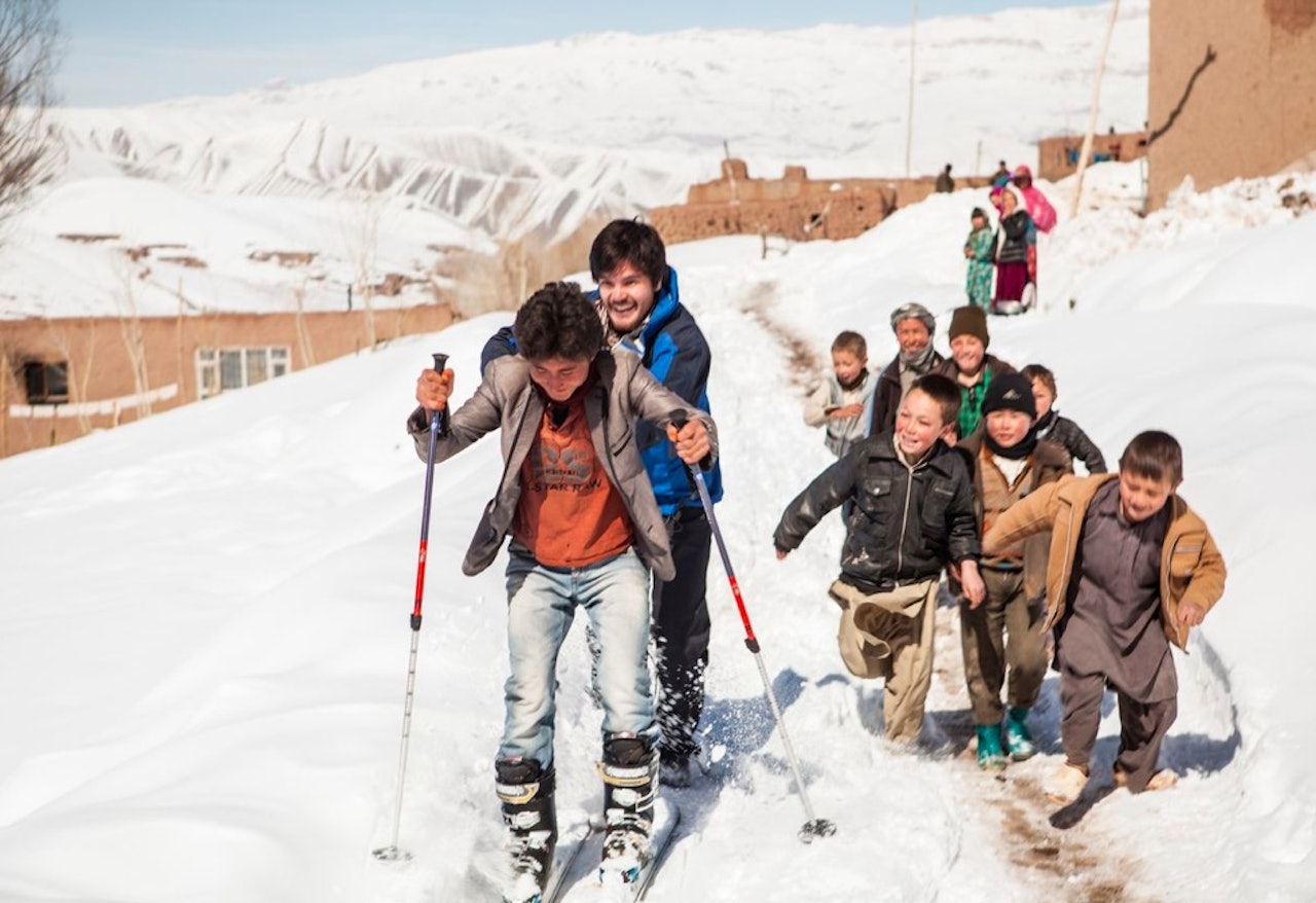 Uten ski er det lite å drive med vinterstid for barna i Bamiyan-regionen, nordvest for Kabul. Foto: Edward Kerney bamiyan