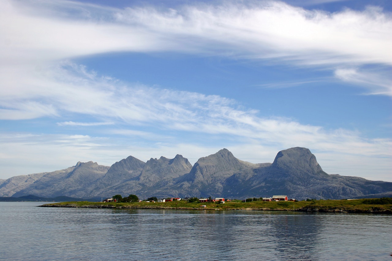 FJELLTURENE DU HUSKER: De syv søstre ligger sentralt plassert på Helgeland. Fjellformasjonen ble navngitt av dikterpresten Petter Dass. Foto: Sigrid Haarberg/Visit Helgeland flotte fjellturer i norge