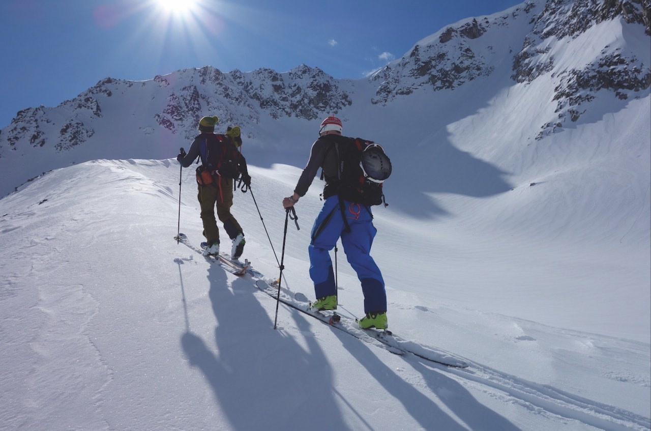 KOMPISTUR: For tiende år på rad har turuke blitt en god tradisjon.  Mot Bjørnskardtind, Ringvassøya. Vi skal opp snøfeltet til høyre i bildet. Foto: Eivind Smeland KOMPISTUR: For tiende år på rad har turuke blitt en god tradisjon.  Mot Bjørnskardtind, Ringvassøya. Vi skal opp snøfeltet til høyre i bildet. Foto: Eivind Smeland