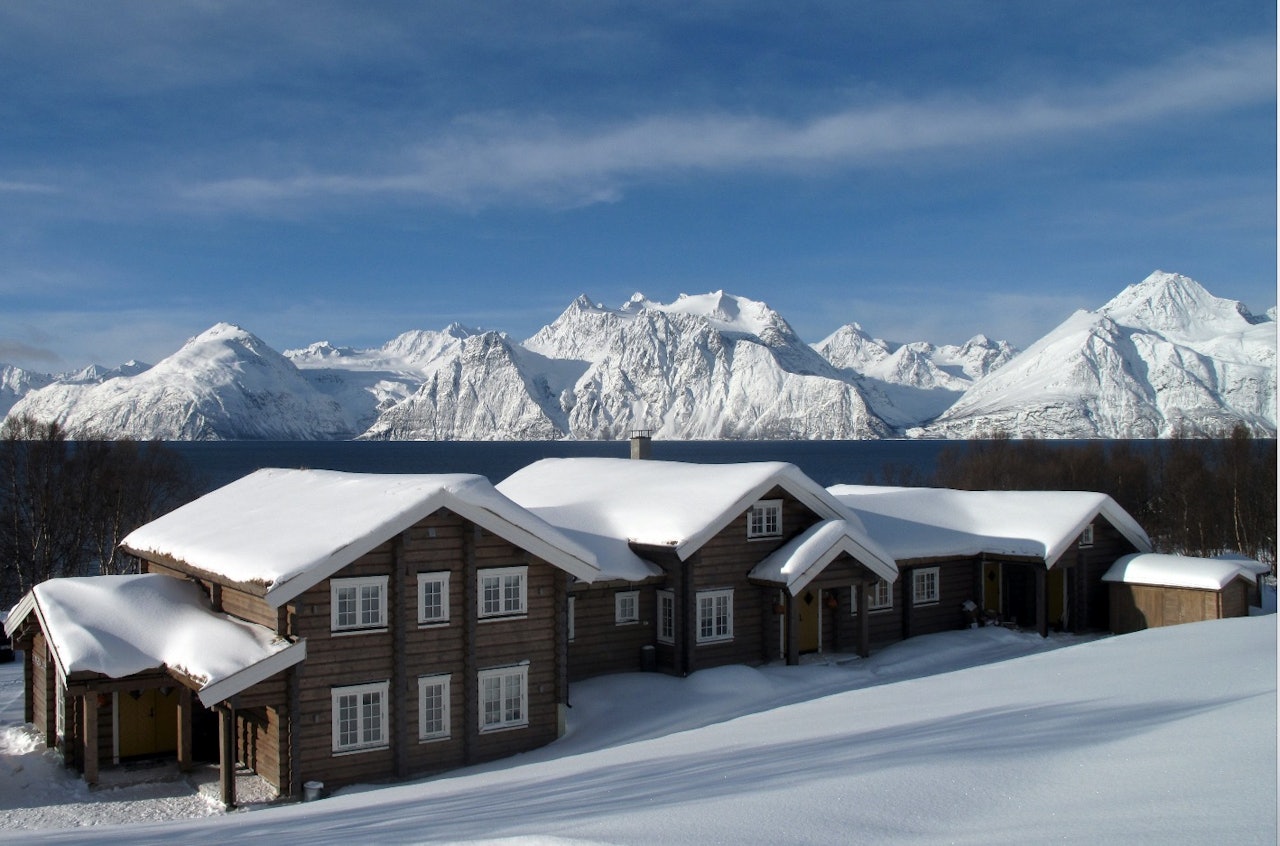 FRI SIKT: Med utsikt til kvasse tinder kan du nyte livet på Lyngen Lodge. Foto: Privat