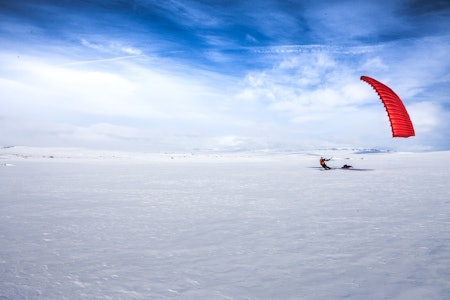GODT DRIV: Med vind i seilet slukes kilometerne over snødekte myrer. I bakgrunnen skimtes Hallingskarvet GODT DRIV: Med vind i seilet slukes kilometerne over snødekte myrer. I bakgrunnen skimtes Hallingskarvet