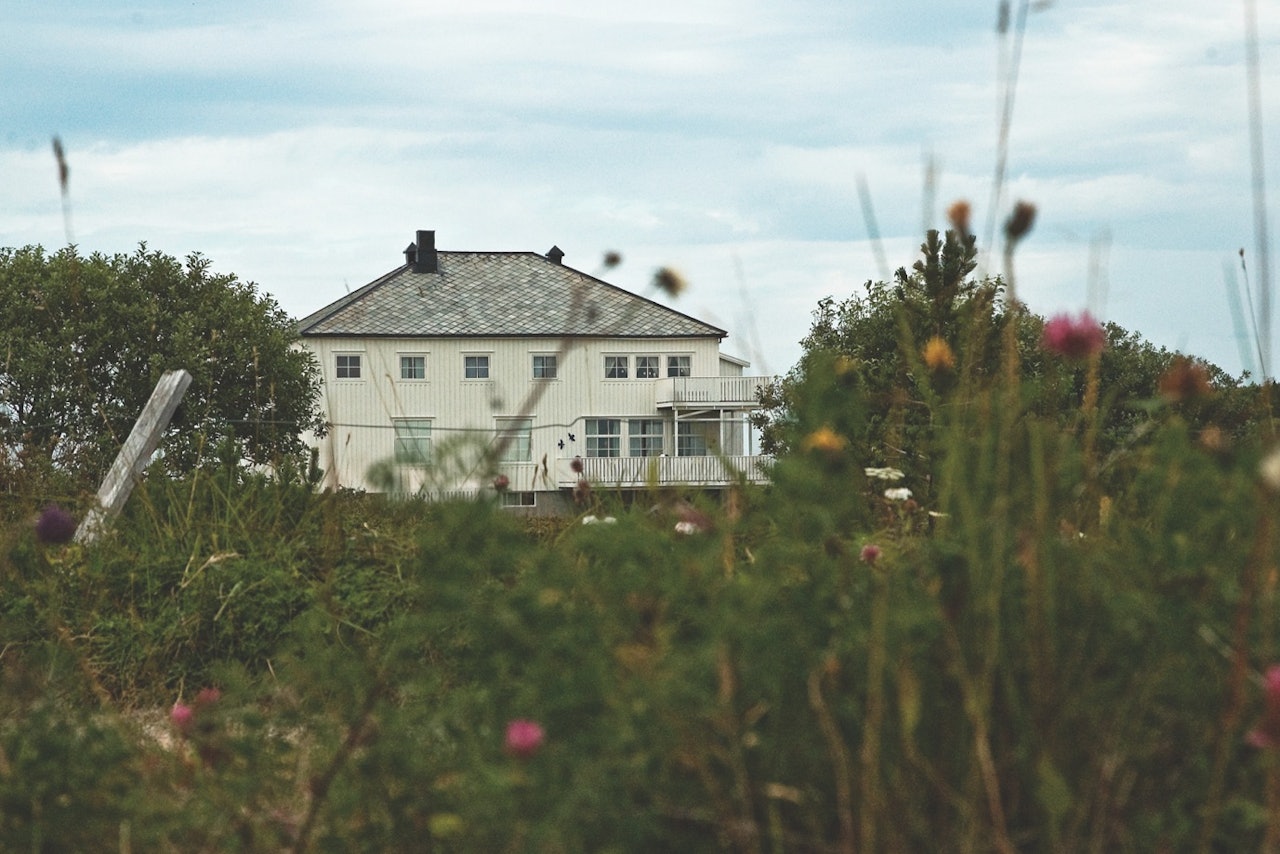 NATURSKJØNT: Skogsholmen Gjestehus gir deg overnatting i fantastiske omgivelser, og det anbefales å ankomme i kajakk. Foto: Trygve Sunde Kolderup Skogsholmen gjestehus