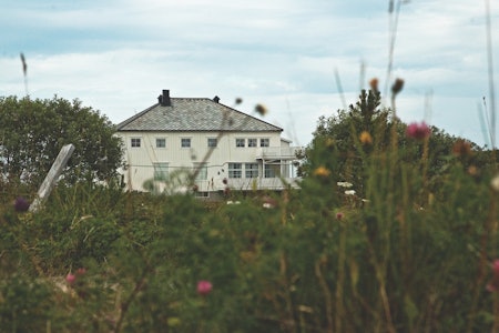 NATURSKJØNT: Skogsholmen Gjestehus gir deg overnatting i fantastiske omgivelser, og det anbefales å ankomme i kajakk. Foto: Trygve Sunde Kolderup Skogsholmen gjestehus