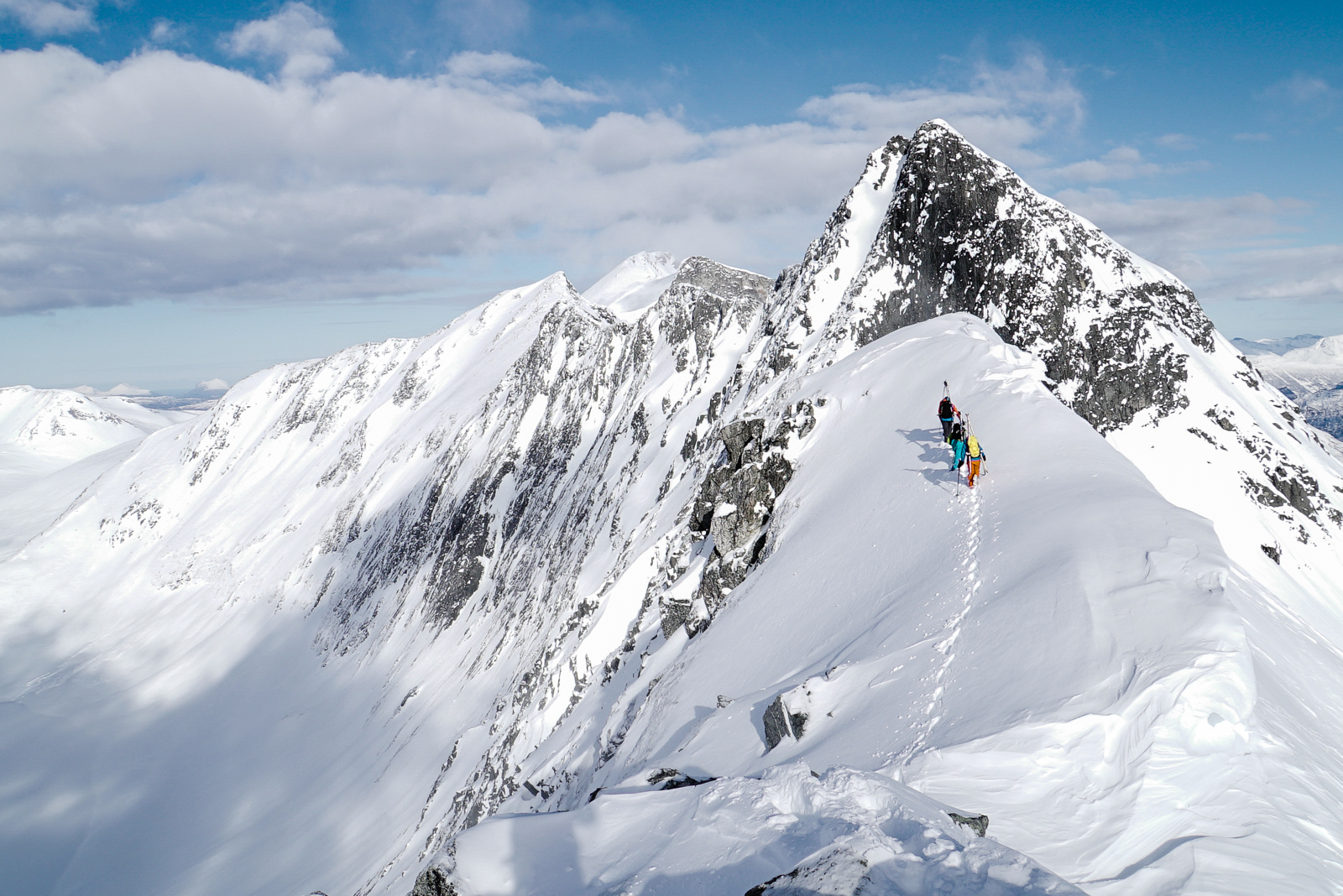 LUFTIG: Smestad & co på vei over ryggen til Glennfjellet og inn vestrenna på Litjgladnebba. Bilde: Christian Nerdrum