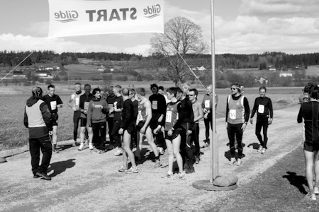 LØSPRAT: Etter en lang eller kort treningsnivå, avhengig av nivå og iver, samles en gjeng løpere til start for å slå av en prat om hvilke skader de har, hvor forkjølet de egentlig er før de renner av gårde. Fyren i solbriller og pannebånd nummer tre fra høyre er en viss artikkelforfatter som dette året ikke hadde trent så altfor mye. Foto: Marte Lein LØSPRAT: Etter en lang eller kort treningsnivå, avhengig av nivå og iver, samles en gjeng løpere til start for å slå av en prat om hvilke skader de har, hvor forkjølet de egentlig er før de renner av gårde. Fyren i solbriller og pannebånd nummer tre fra høyre er en viss artikkelforfatter som dette året ikke hadde trent så altfor mye. Foto: Marte Lein