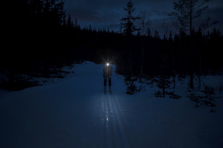 SKI OG HODELYKT: Med hodelykt er det mulig å være ute litt lenger, når det egentlig er mørkt. Foto: Pål Westgaard kveldstur med hodelykt