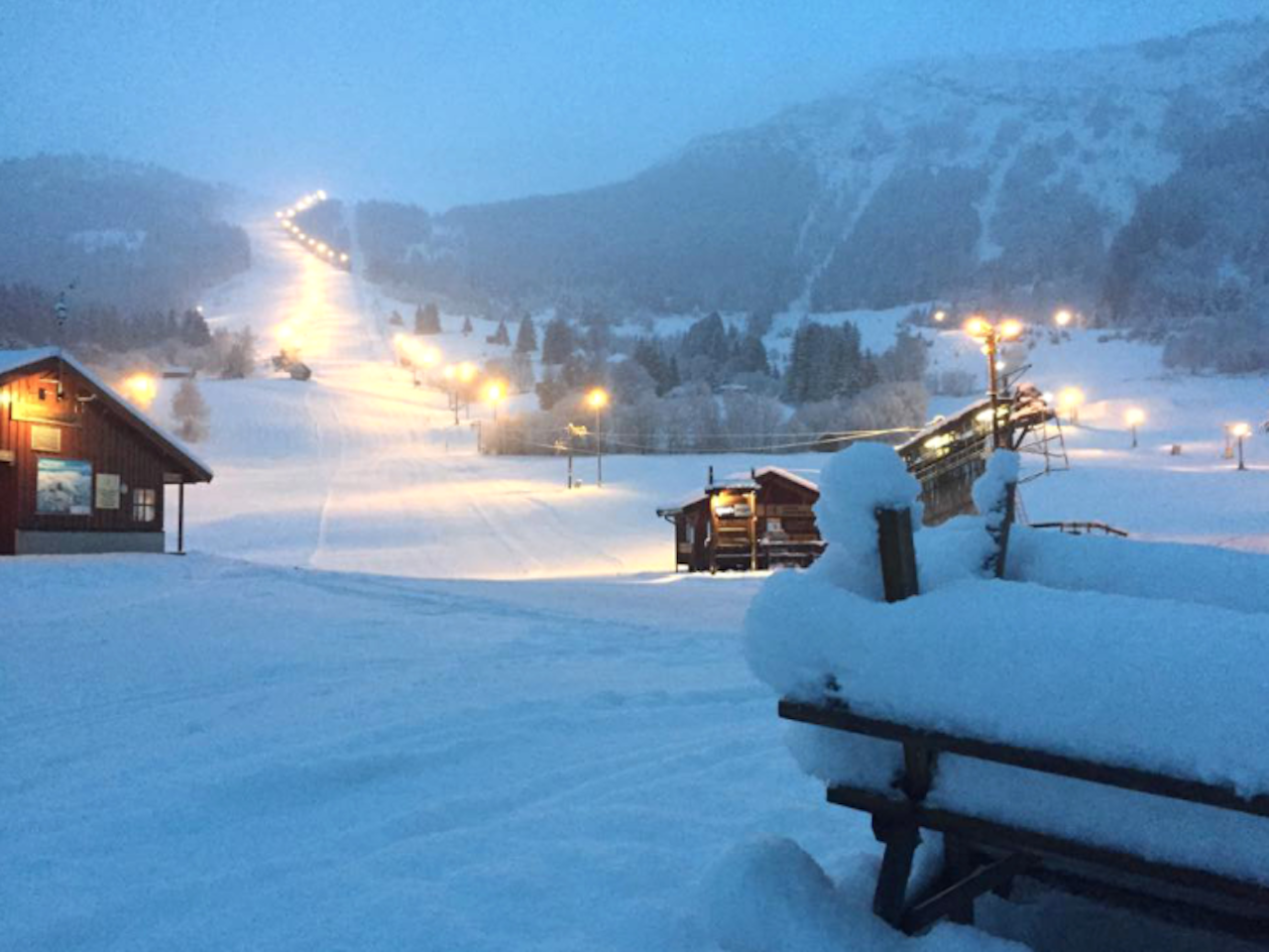 USTABILT: Nedsnødde benker og nedsnødd skog er ikke lenger selvsagt i Sogn skisenter. Foto: Tore Meirik USTABILT: Nedsnødde benker og nedsnødd skog er ikke lenger selvsagt i Sogn skisenter. Foto: Tore Meirik