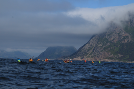 Det er arktisk farvann, hvor iskaldt havvann fra Atlanterhavet og Barentshavet kun er få centimeter unna. Foto: Randi Skaug Det er arktisk farvann, hvor iskaldt havvann fra Atlanterhavet og Barentshavet kun er få centimeter unna. Foto: Randi Skaug