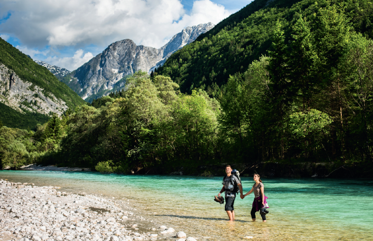 GRØNN LUNGE: Det lille landet Slovenia, med drøyt to millioner innbyggere har i løpet av de siste årene markert seg i grønt. Stier og sykkeltraseer i de fleste av landets byer, gjør det lett – og miljøvennlig – å utforske Slovenias grønne daler, fiskerike elver og mange flotte, til dels utfordrende fjellkjeder. Som følge av EU-krisen forutså eksperter at landet var dømt til å dele skjebne med Hellas, Portugal og Irland. Det motsatte har skjedd, ikke minst takket være økoturismens vekst og fremsynte politikere. Foto: Arild Molstad GRØNN LUNGE: Det lille landet Slovenia, med drøyt to millioner innbyggere har i løpet av de siste årene markert seg i grønt. Stier og sykkeltraseer i de fleste av landets byer, gjør det lett – og miljøvennlig – å utforske Slovenias grønne daler, fiskerike elver og mange flotte, til dels utfordrende fjellkjeder. Som følge av EU-krisen forutså eksperter at landet var dømt til å dele skjebne med Hellas, Portugal og Irland. Det motsatte har skjedd, ikke minst takket være økoturismens vekst og fremsynte politikere. Foto: Arild Molstad