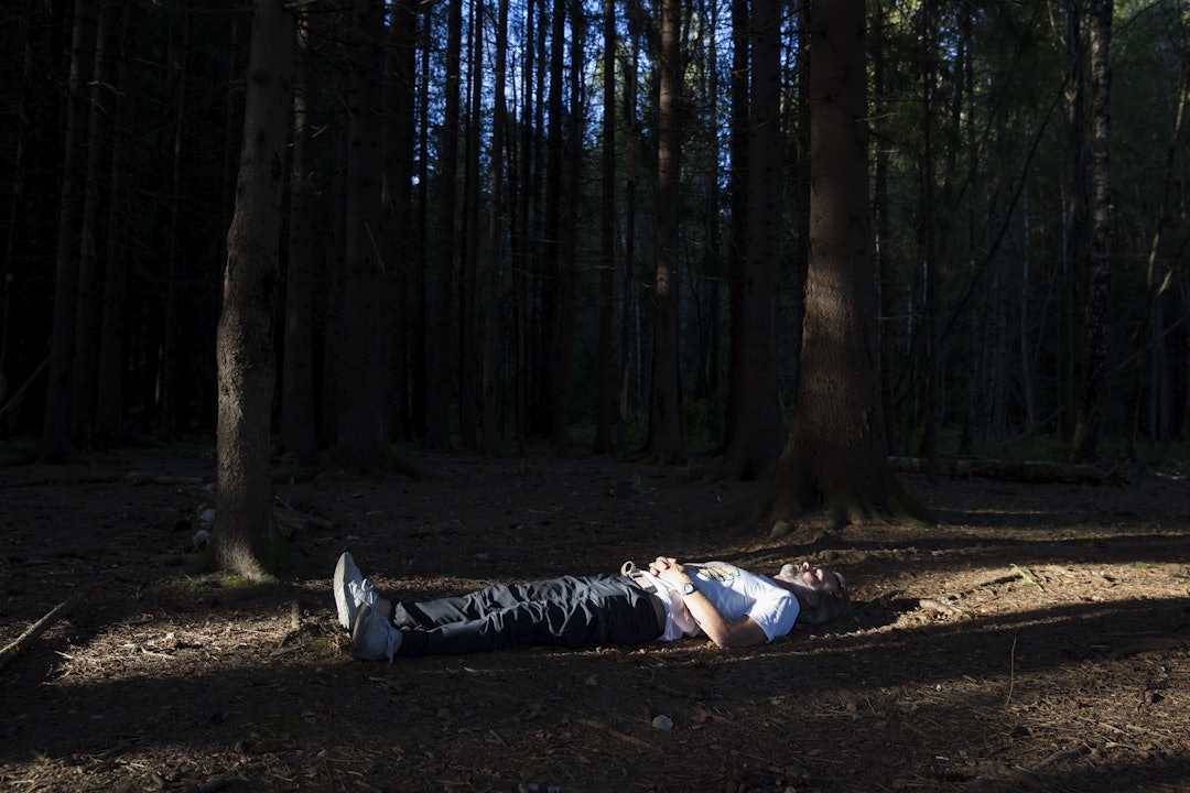 STILLE STUND: Familie- og arbeidshverdagen til Erling Kagge er ikke ulik mange andres. Men på et punkt skiller han seg ut. Hver kveld hypnotiserer han seg selv. – Slik ligger jeg, forklarer han. Foto: Line Hårklau erling kagge