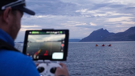 FUGLEPERSPEKTIV: Dronepilot Hans Petter Sørensen følger padlerne ut fra Nesna før jakten på havørna begynner. 