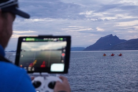 FUGLEPERSPEKTIV: Dronepilot Hans Petter Sørensen følger padlerne ut fra Nesna før jakten på havørna begynner. 