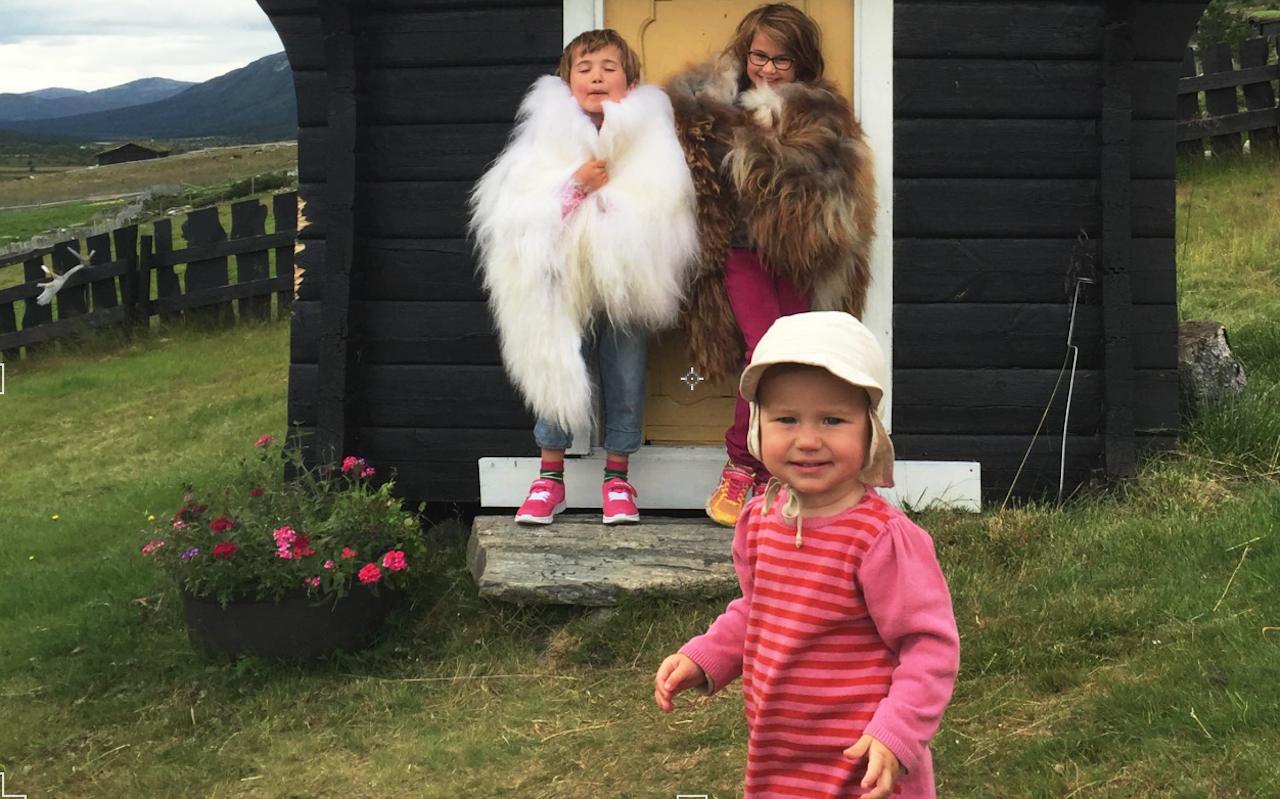 TIL SETERS: – Vi har brått fått unger som vi må mase inn igjen fordi all moroa skjer ute, forteller Sigurd Rønningen. Foto: Sigurd Rønningen TIL SETERS: – Vi har brått fått unger som vi må mase inn igjen fordi all moroa skjer ute, forteller Sigurd Rønningen. Foto: Sigurd Rønningen