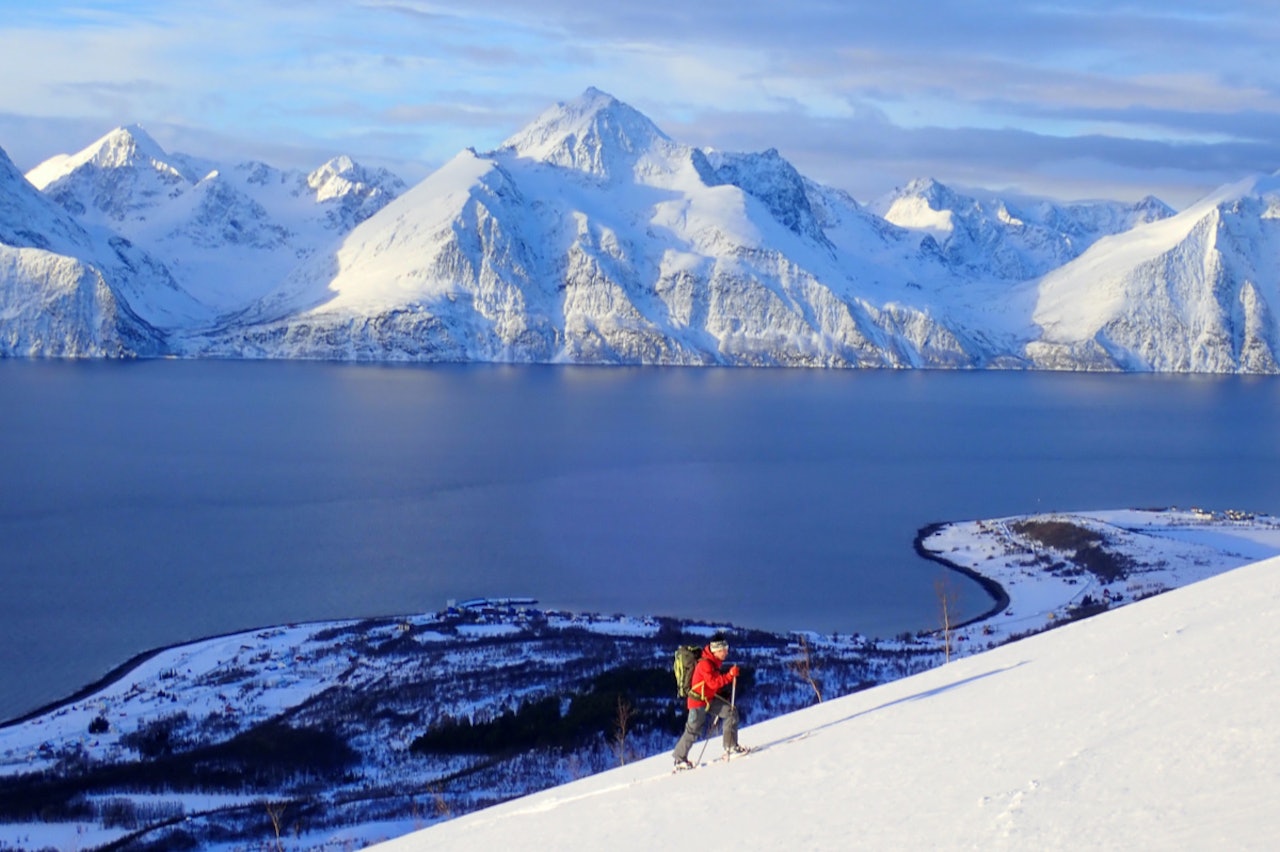 REDAKTØRER PÅ TUR: Her er Erlend Sande på ski i Kåfjord. Fotograf er medredaktør Espen Nordahl. Foto: Espen Nordahl