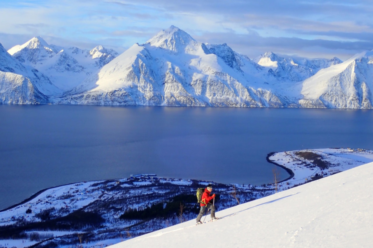 REDAKTØRER PÅ TUR: Her er Erlend Sande på ski i Kåfjord. Fotograf er medredaktør Espen Nordahl. Foto: Espen Nordahl REDAKTØRER PÅ TUR: Her er Erlend Sande på ski i Kåfjord. Fotograf er medredaktør Espen Nordahl. Foto: Espen Nordahl