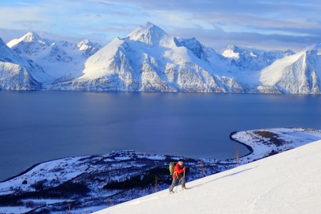 FORFATTERE PÅ TUR: Erlend Sande på ski i Kåfjord. Fotograf er medforfatter av Trygge Toppturer Espen Nordahl. Foto: Espen Nordahl FORFATTERE PÅ TUR: Erlend Sande på ski i Kåfjord. Fotograf er medforfatter av Trygge Toppturer Espen Nordahl. Foto: Espen Nordahl