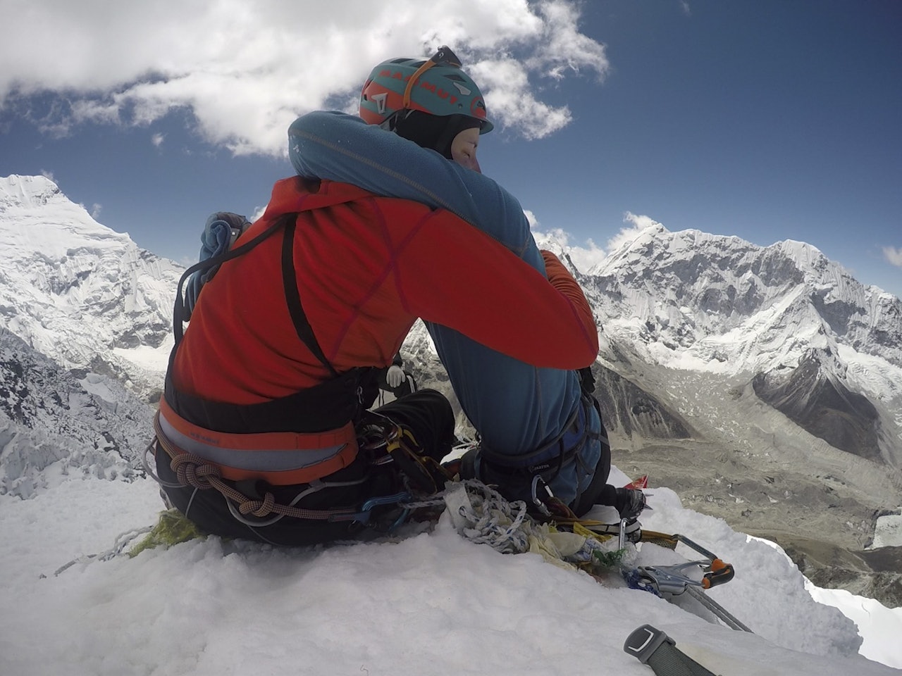NÅDDE MÅLET: Det ble et emosjonelt øyeblikk på toppen av Island Peak. Alle foto: Lea Pokraka/Bojan Eric NÅDDE MÅLET: Det ble et emosjonelt øyeblikk på toppen av Island Peak. Alle foto: Lea Pokraka/Bojan Eric