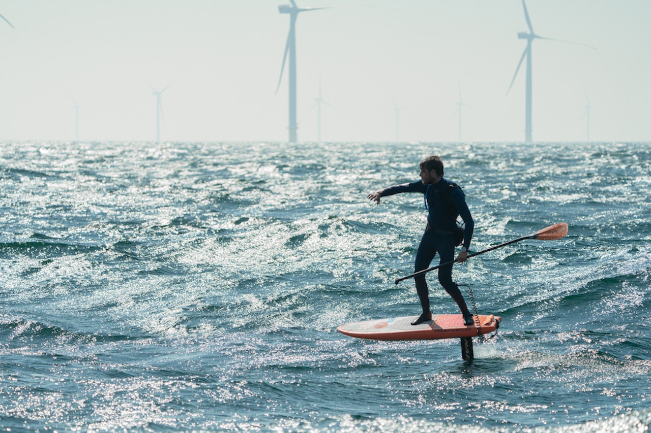 Blant vindmøllene i Kattegat SUP-foilet danske Casper Steinfath fra Danmark til Sverige 