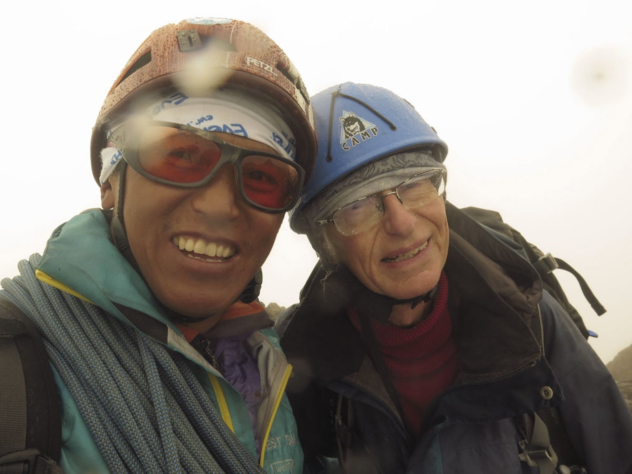 FJERDE FORSØK: Tshering Pande Bhote har de siste årene vært Walther Schoppe sin faste guide på de mer krevende 2000-meter toppene. Etter tre forsøk i fjor kom Walther endelig til topps på Nordre Midtmaradalstind (2062 moh.) Foto: Tshering Pande Bhote