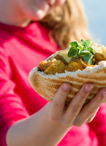 SPRELLENDE FERSK: Pita med panert seimort er mucho yummy. Fisken er nettopp tatt opp av havet, ferskere blir det ikke. Foto Jon Olav Larsen pita med fisk