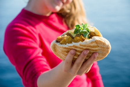 SPRELLENDE FERSK: Pita med panert seimort er mucho yummy. Fisken er nettopp tatt opp av havet, ferskere blir det ikke. Foto Jon Olav Larsen pita med fisk