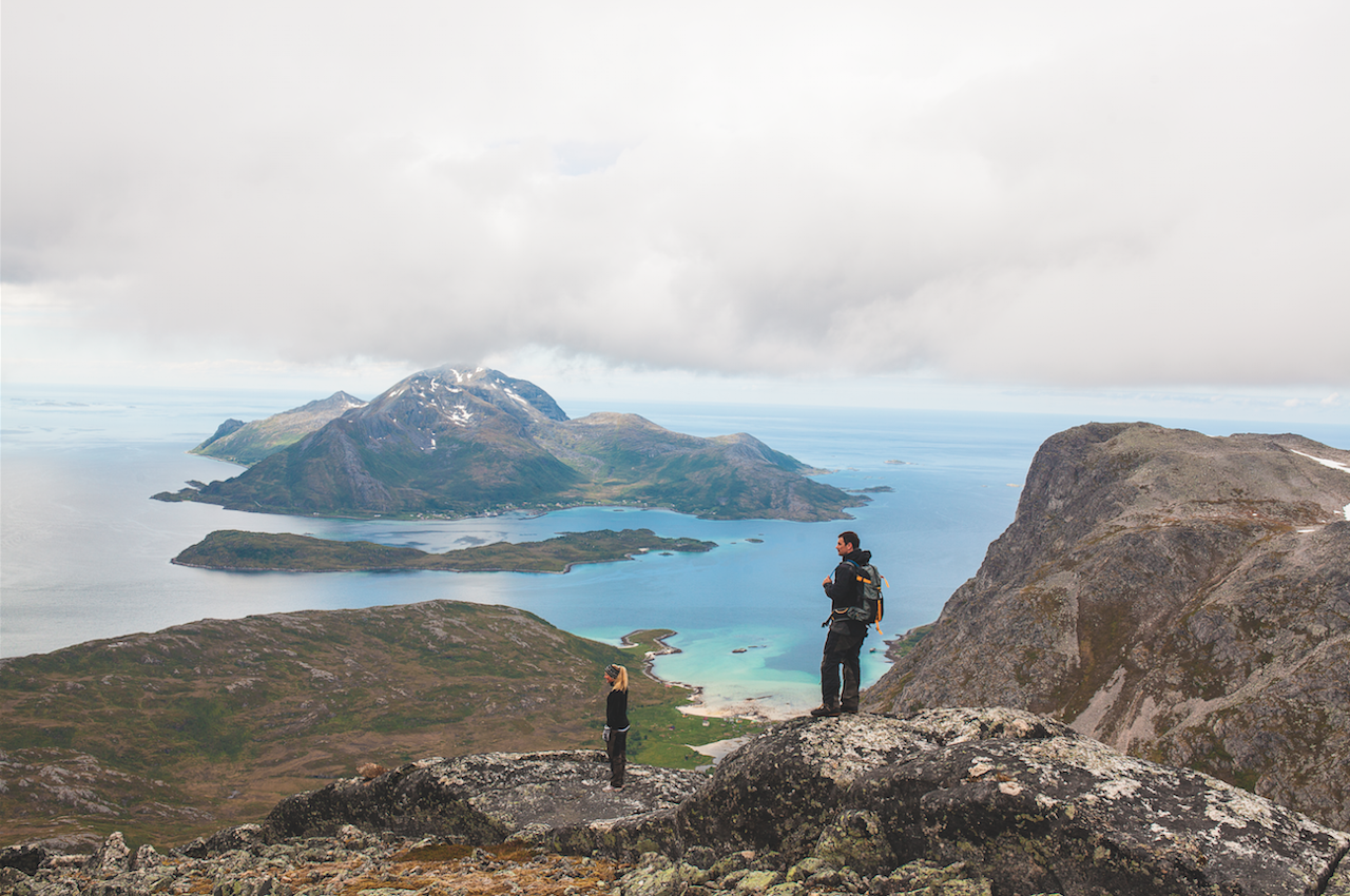 FJELLTURER I TROMSØ: Når utsikten tar deg med langt ut på havet, og det er topper og muligheter på alle kanter, går høydemetrene lekende lett. Foto: Marte Stensland Jørgensen