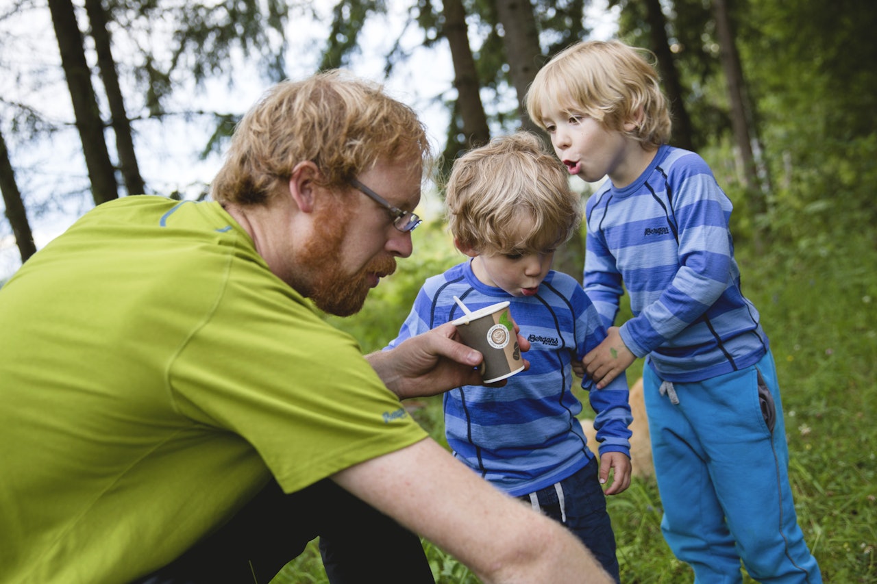 Medan pappa Jochem ordnar kveldsmat er Tristan og Nanook opptekne med å etterligne ein fugl som nettopp sang i tretoppane. Foto: Line Hårklau Medan pappa Jochem ordnar kveldsmat er Tristan og Nanook opptekne med å etterligne ein fugl som nettopp sang i tretoppane. Foto: Line Hårklau