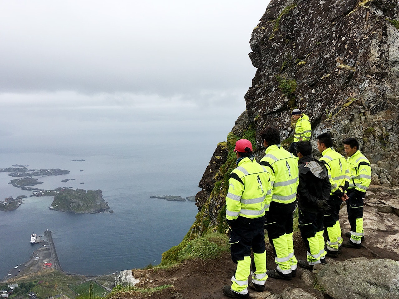 Sherpaer fra Nepal er eksperter på å lage stier ved bruk av stein, og er nå i gang med å lage ny sti til Reinebringen i Lofoten. Foto: Karianne Steen Sherpaer fra Nepal er eksperter på å lage stier ved bruk av stein, og er nå i gang med å lage ny sti til Reinebringen i Lofoten. Foto: Karianne Steen