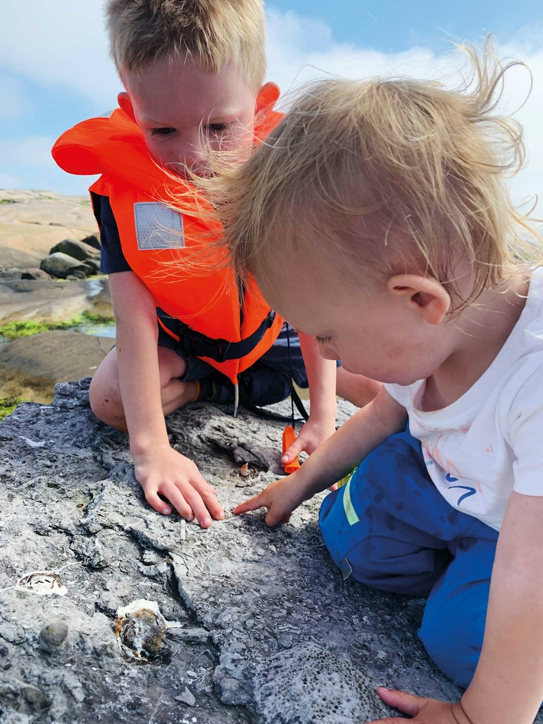 I FJÆRA: Barna har gjort funn. barn i fjæra