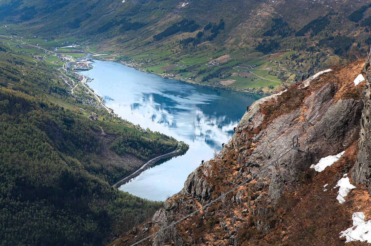 FRITT FRAM: Det er stor interesse for Via Ferrata-anlegg, som gir mange får muligheten til å bevege seg i bratt terreng på en trygg og ny måte. Men etableringen reiser både etiske, juridiske og politiske problemstilllinger som må diskuteres, skriver Ingrid Rui. Bildet er fra den populære Via Ferrata-ruta i Loen. Illustrasjonsfoto: Matti Bernitz Pedersen FRITT FRAM: Det er stor interesse for Via Ferrata-anlegg, som gir mange får muligheten til å bevege seg i bratt terreng på en trygg og ny måte. Men etableringen reiser både etiske, juridiske og politiske problemstilllinger som må diskuteres, skriver Ingrid Rui. Bildet er fra den populære Via Ferrata-ruta i Loen. Illustrasjonsfoto: Matti Bernitz Pedersen