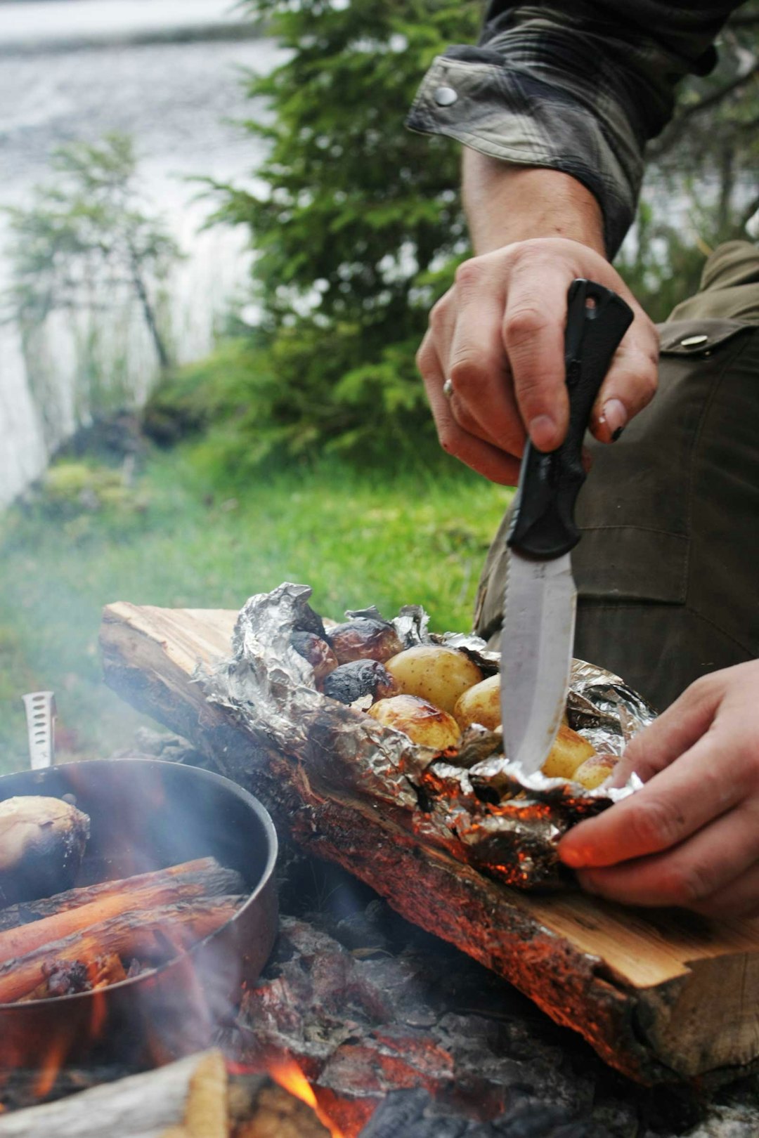 MAT: Lenge leve pølser og dry-tech, men et herremåltid i friluft er heller aldri feil. Garsjø i fjor sommer. god turmat