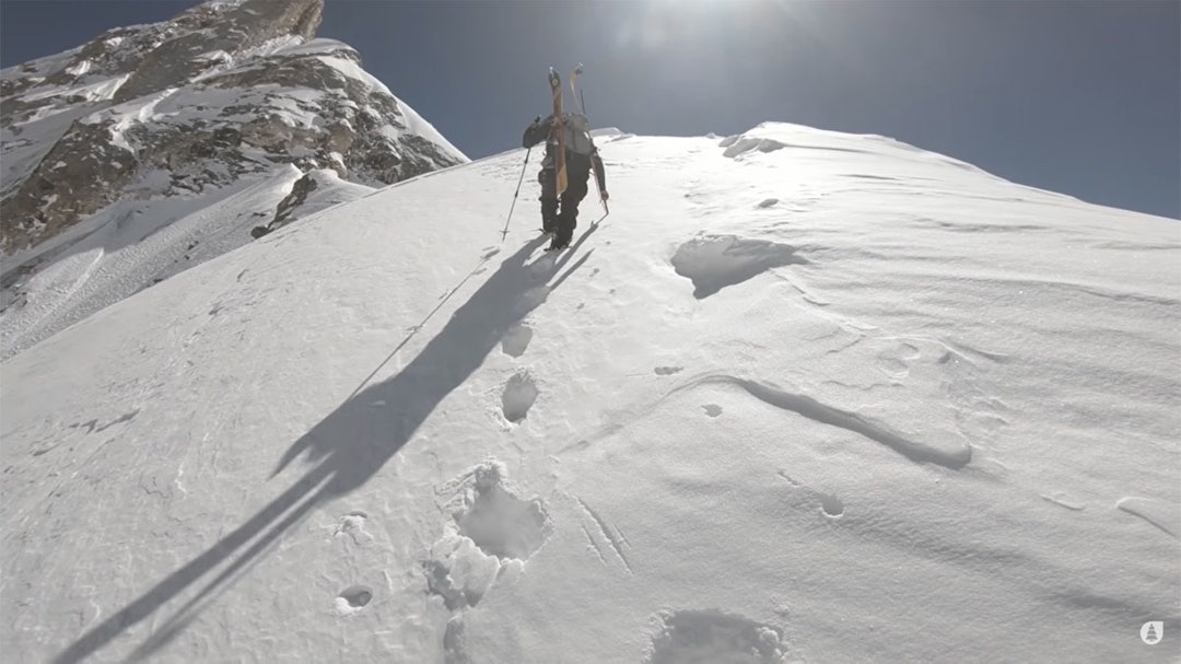 Zabardast tar to kompiser med ski og brett opp noen vanvittige linjer på pittoreske fjell Zabardast bilde utdrag utemagasinet