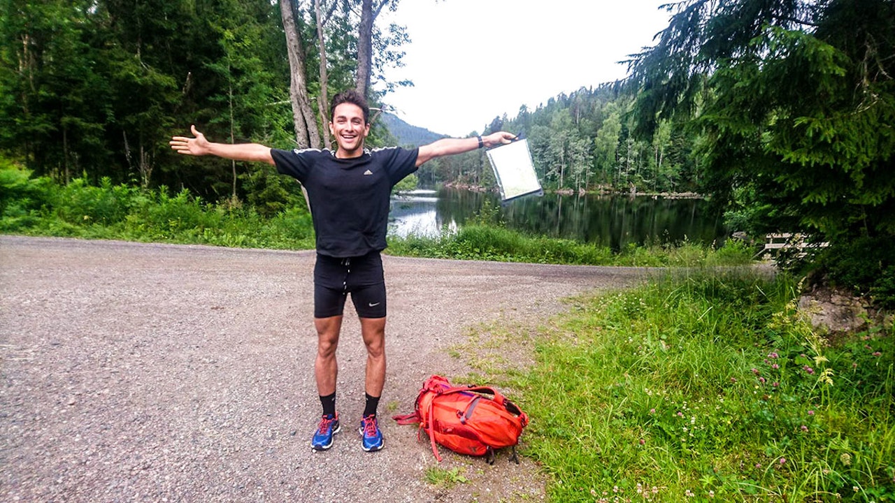 BJØRNSJØEN: Gleden er stor for nå er det ikke langt fra vafler og skolebrød. Foto: Arne Petter Omholt Nordmarka på langs løping