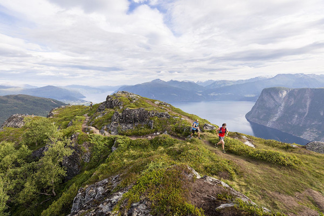 STRANDA FJORD TRAIL RACE: Ola Hovdenak (t.h.) har tatt en ledelse han aldri skal gi fra seg foran Morten Eilifsen, som senere brøt løpet under fjorårets Stranda Fjord Trail Race. Hovdenak løp de 34 kilometrene på 4 timer og tre minutter. Foto: Axel Brunst. Stranda fjord trail race Ola Hovdenak (t.h.)  Foto: Axel Brunst.