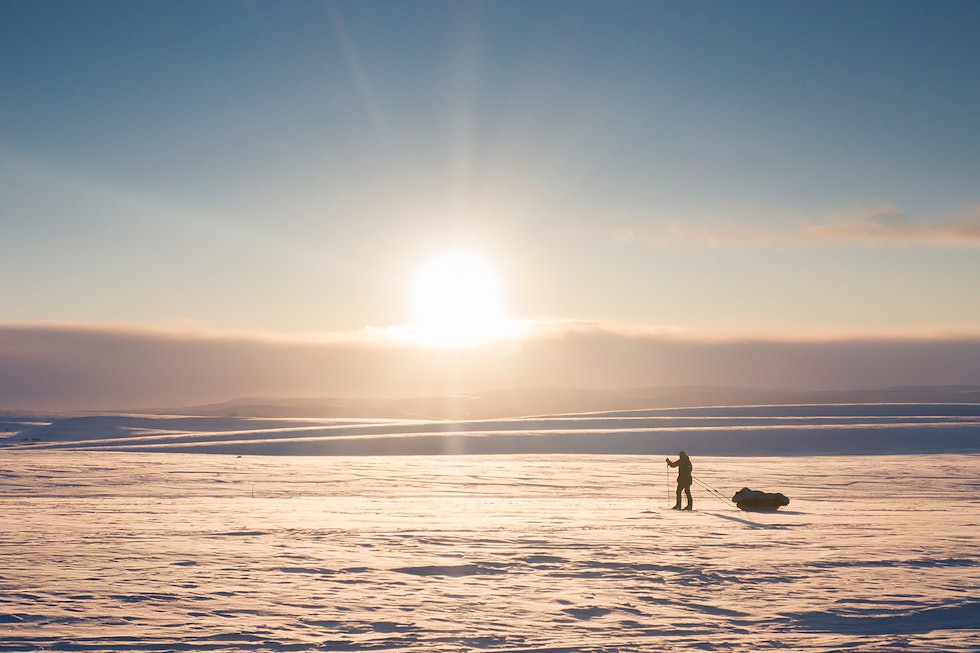 PÅ VEI: Mats Grimsæth på vei over Finnmarksvidda. Foto: Mats Grimsæth Finnmarksvidda