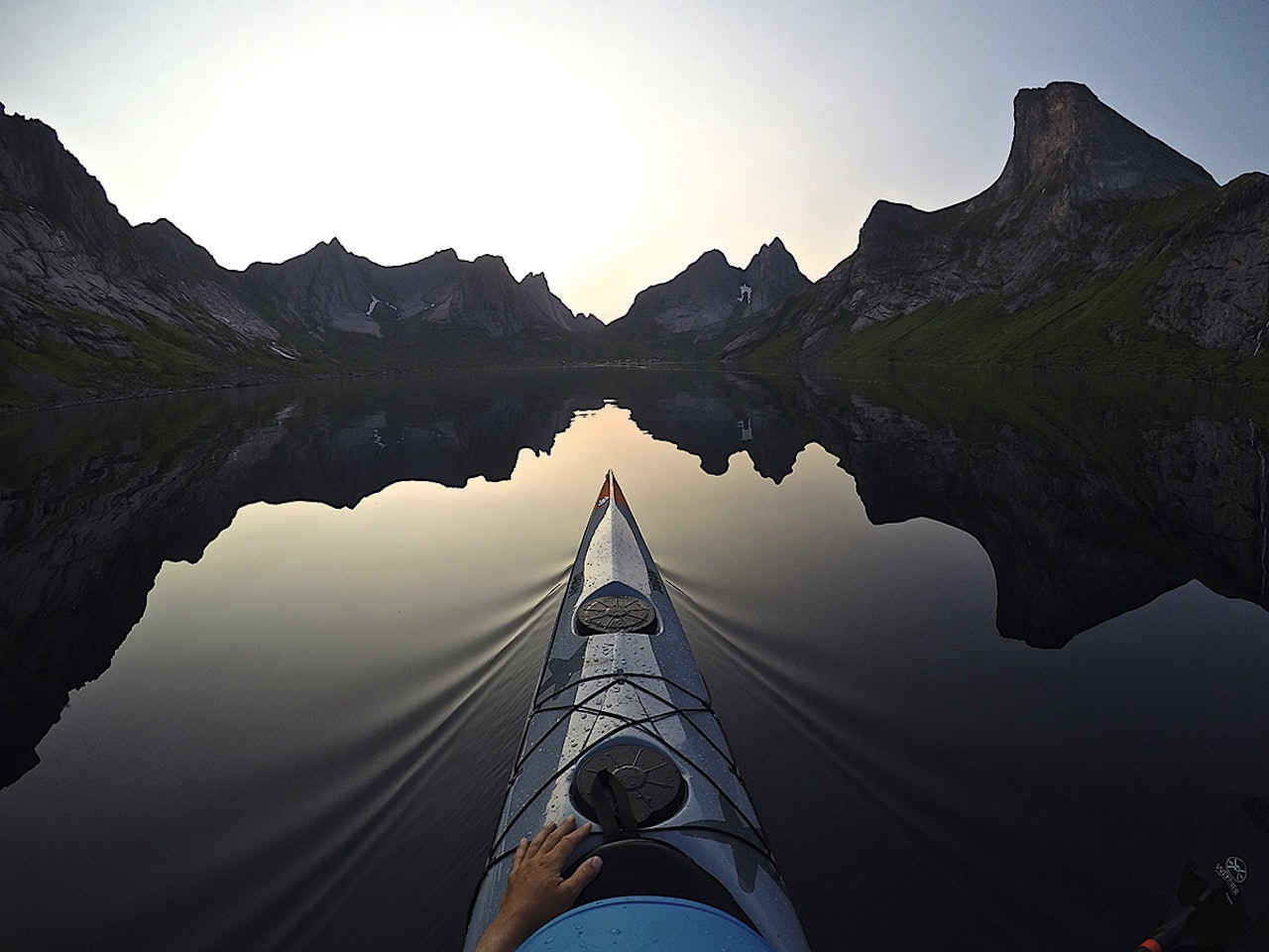 BLIKK STILLE: Reinefjorden smisker i midnattssol. Foto: Kristoffer Vandbakk BLIKK STILLE: Reinefjorden smisker i midnattssol. Foto: Kristoffer Vandbakk