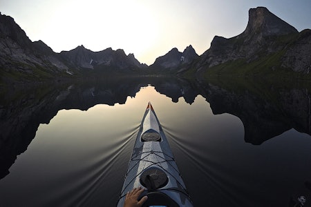 BLIKK STILLE: Reinefjorden smisker i midnattssol. Foto: Kristoffer Vandbakk BLIKK STILLE: Reinefjorden smisker i midnattssol. Foto: Kristoffer Vandbakk