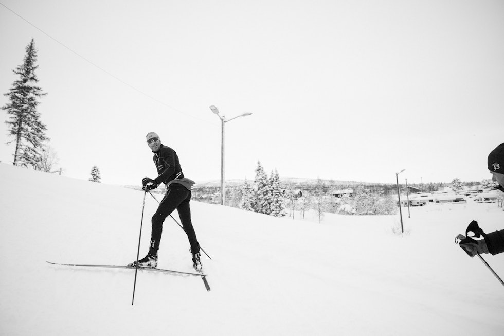 GODE SPOR: Jeg går overalt, men jeg prøver å finne der hvor det er finest å gå, faste, fine forhold, sier Anders. Her fra stadion på Beitostølen. Foto: Anki Grøthe anders aukland beitostølen