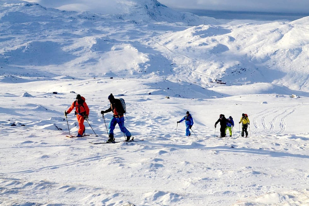 VIL BEGRENSE CAMPING: SENTRALT: Krossbu ligger rett før den siste lange stigningen opp mot Sognefjellet, med en rekke 2000-topper i nabolaget. Her ser du den i bakgrunnen på vei opp mot Veslbreatinden. Krossbu kan bli en av hyttene som får campingrestriksjoner. Foto: Erlend Sande Krossbu Jotunheimen telt turisthytter