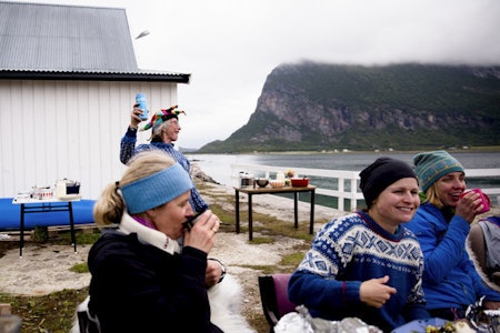 Randi Skaug utbringer en skål mens festivaldeltagerne nyter hvalbiff og kveite fra grillen. Foto: Line Hårklau