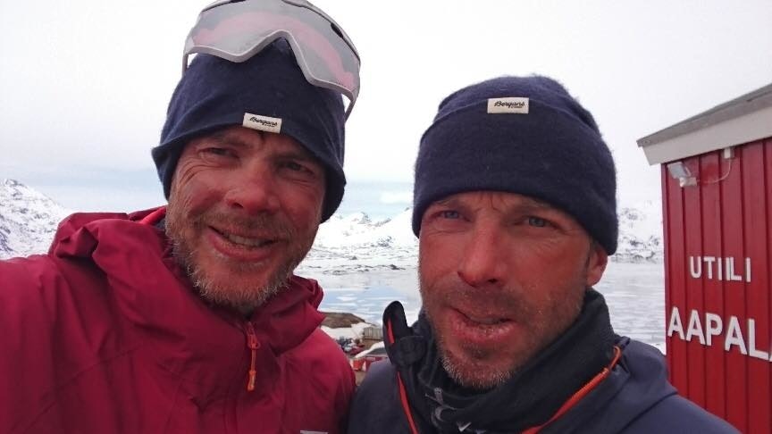 GRØNLAND 2018: Broder Jørgen og Anders i Isortoq på sydøst-Grønland, etter at de måtte avbryte rekordforsøket. De ble sittende værfast i 32 timer med storm underveis. – Men vi lærte masse. Foto: Privat GRØNLAND 2018 anders aukland