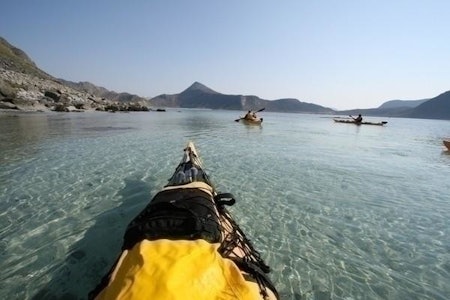 SYDENPADLING: Turen til Tåa gir flotte muligheter for kalde bad. Her fra turen tilbake fra Tåsundet mot Vikstranden. Foto: Jann Engstad  padling i lofoten kajakk