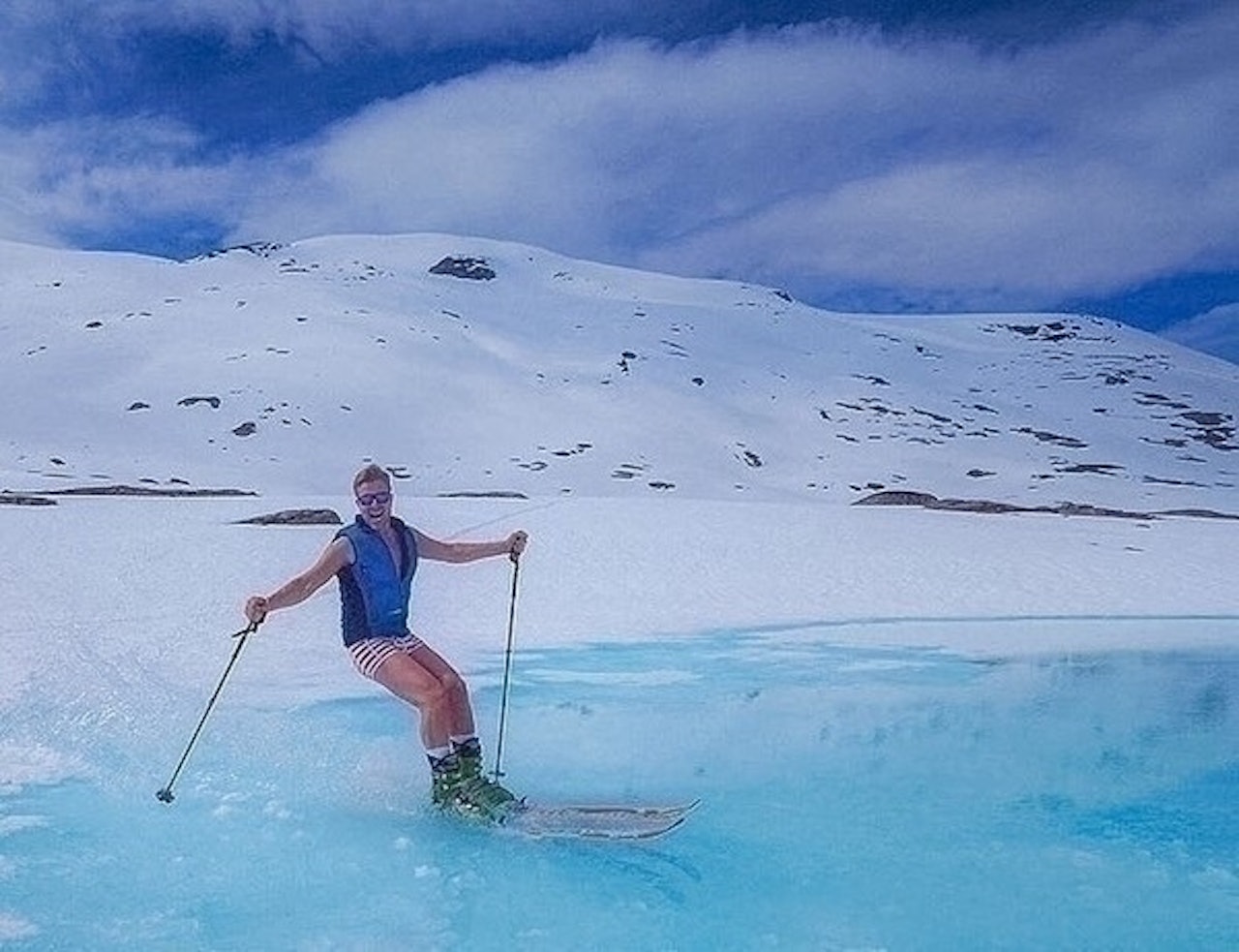 EKSOTISK: Norge på sitt beste! Snø, sol og muligheten til å kjører på ski i bare underbuksa! Bildet er av Hans Olav Naess. Blinkskuddet er knipset av Ingar Rognås. Foto: @ingarogn EKSOTISK: Norge på sitt beste! Snø, sol og muligheten til å kjører på ski i bare underbuksa! Bildet er av Hans Olav Naess. Blinkskuddet er knipset av Ingar Rognås. Foto: @ingarogn